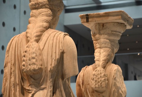 Griechische Statuen von hinten mit fein gearbeiteten Frisuren