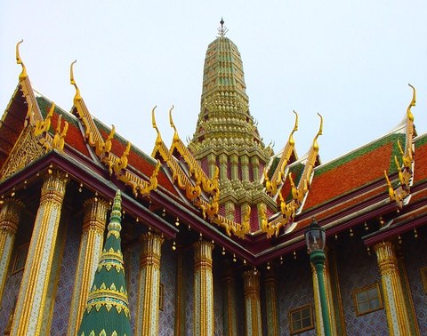 Ausschnitt aus einem Tempelgebäude mit kunstvoller bunter Verzierung und vierschichtigem Dach 