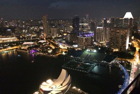 Ansicht der Skyline von Singapur an der Marina Bay, fotografiert von oben