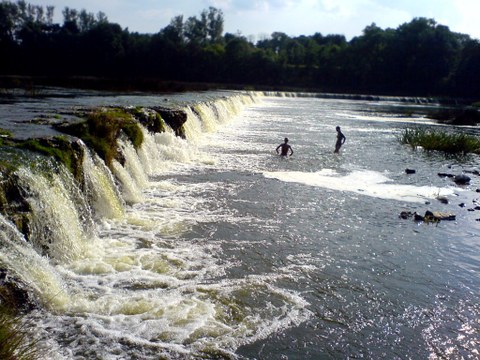 Wasserfall, unterhalb baden Menschen