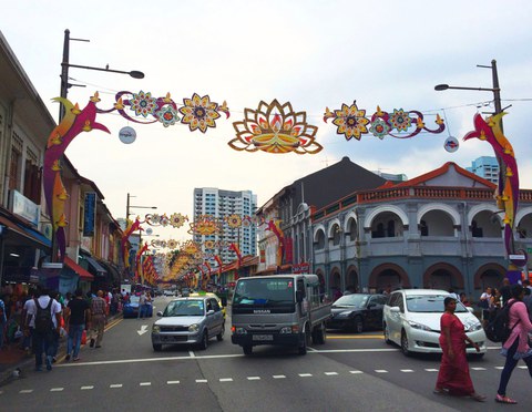 Straßenansicht mit bunten Deepavali-Dekorationen