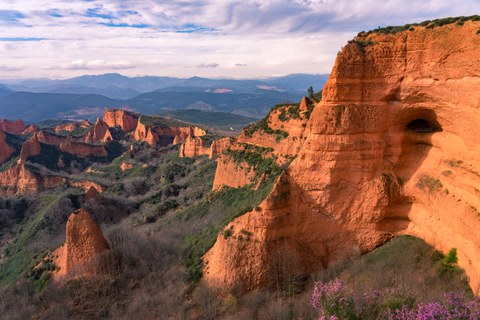 Eine Landschaft voll hoher, zerklüfteter Felsen in rot-oranger Färbung.