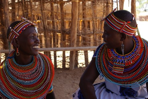 zwei Frauen in traditioneller Kleidung und Perlenschmuck
