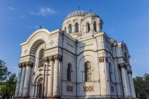 Kirchenbau mit hellen Mauern und runden Formen