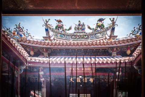 Verziertes traditionell chinesisches Tempeldach in Tainan