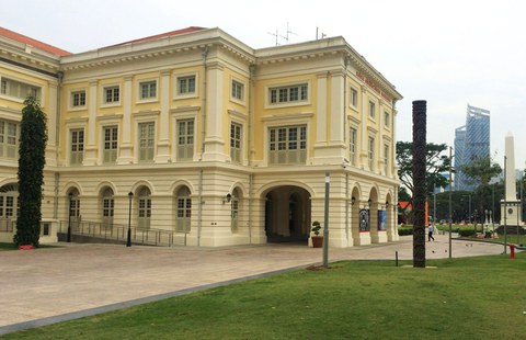 Gebäude des Asian Civilisations Museum, mit weiß-gelber Fassade