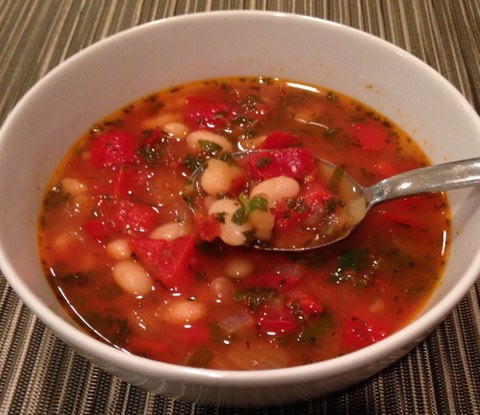 Suppe mit Bohnen und roten Paprika
