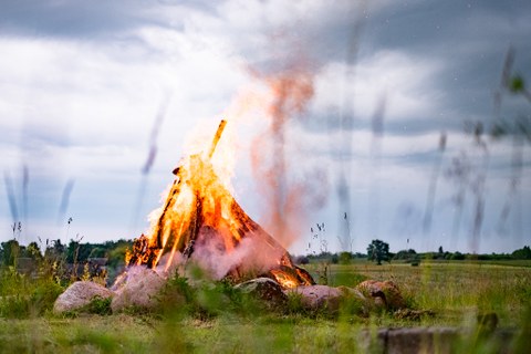 Lagerfeuer auf Sommerwiese