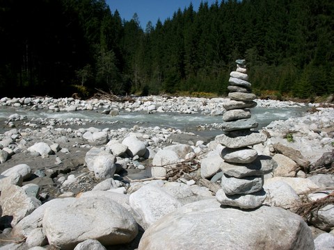 Steinstapel am wilden Bach im Naturpark Hohe Tauern Österreich