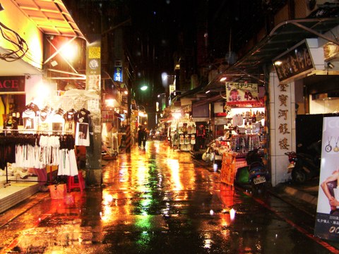 Nachtmarkt in Taiwan bei Regenstimmung