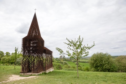 Skulptur einer Kirche aus dünnen Platten, die teilweise durchsichtig aussieht