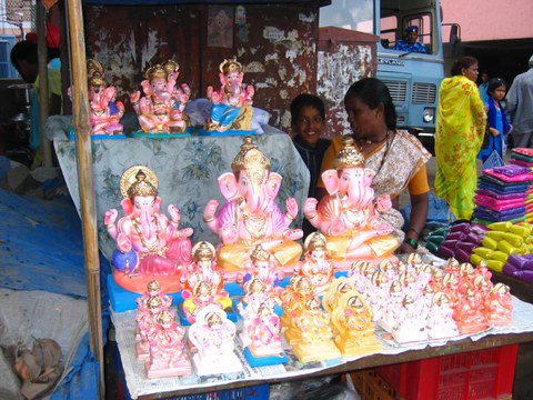 Ganeshstatuen zum Verkauf an einem Stand