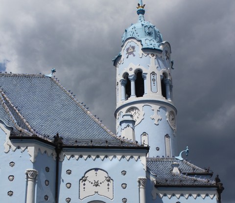 Kirchturm in hellblau