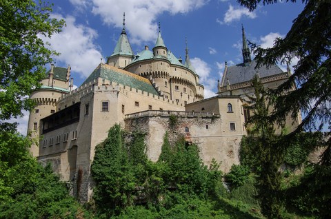 Burg mit vielen Türmchen und grünlichen Dächern