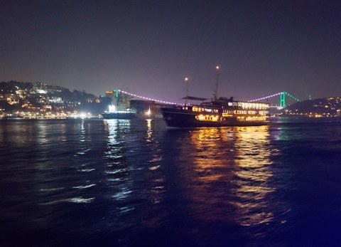 Der Bosporus in Istanbul bei Nacht