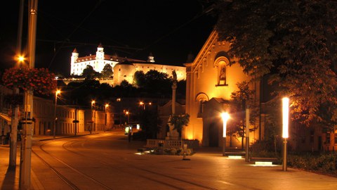 nächtliche Stadtansicht, im Hintergrund die Burg von Bratislava 