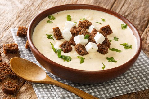 helle Suppe mit Croutons, serviert in einer Schüssel