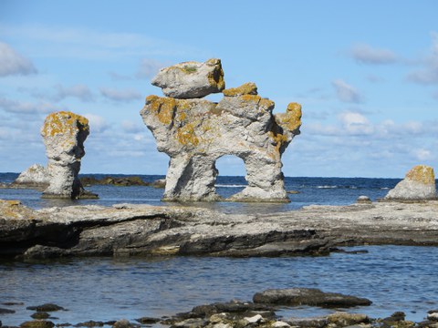 Aus dem Meer herausragende Kalksteinsäulen