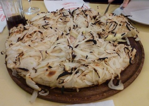 Fugazetta - Pizza mit Zwiebeln und Käsefüllung