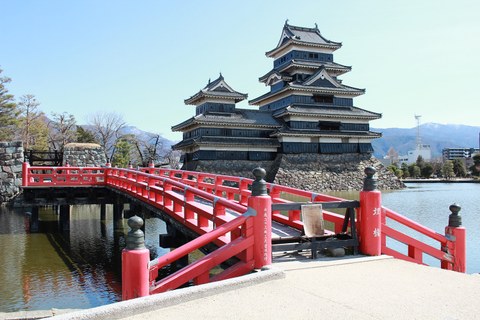 japanische Burg mit roter Brücke