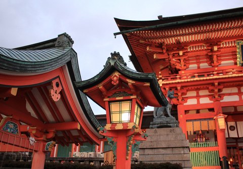 Laterne und Tempeldächer in rotem Holz