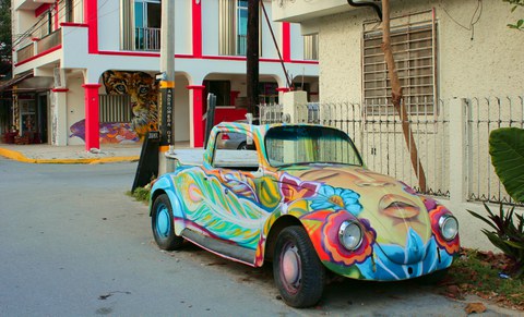 bunt bemalter VW-Käfer