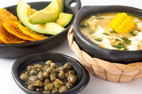 Suppe mit Mais, dazu Avocado und Kapern