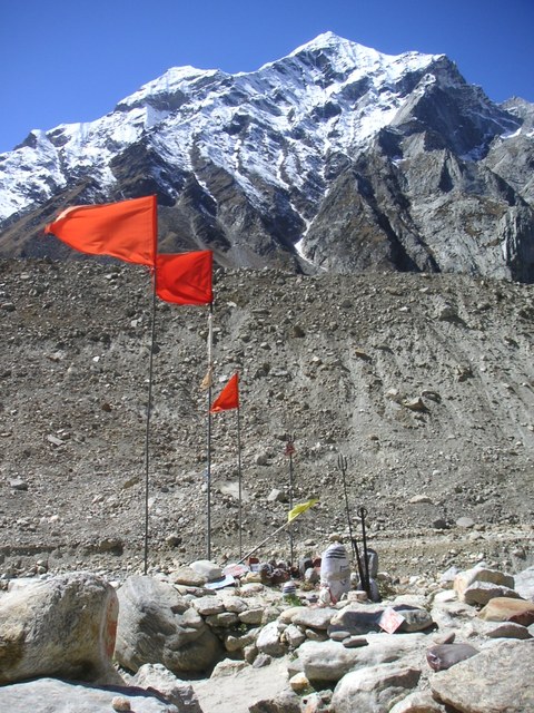 im Himalaya, nach Gaumukh. Rote Fahnen im Wind im Hintergrund ein 4000m hoher Berg.