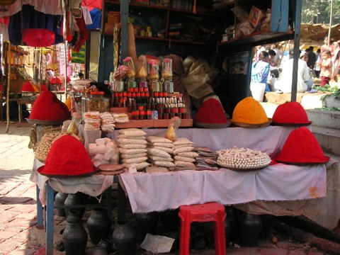 Gewürze zu verkaufen in Indien an einem Marktstand