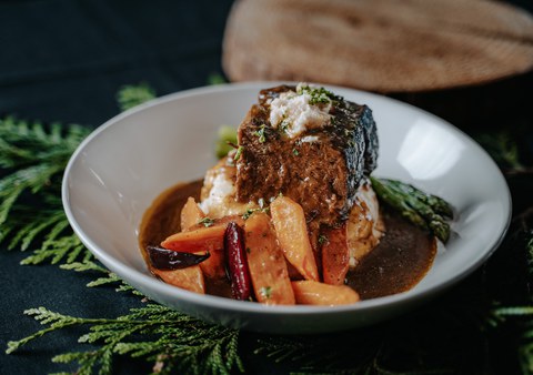 schön angerichtetes Essen aus dem indigenen Restaurant