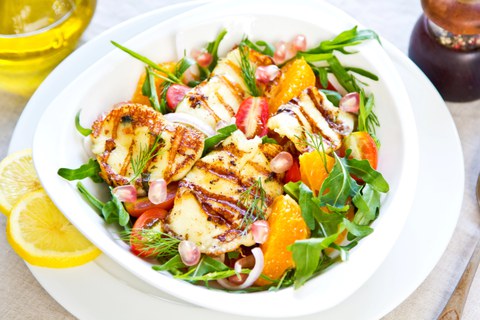 bunter Salat mit Halloumi