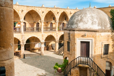 Innenhof eines Gebäudes mit Arkaden