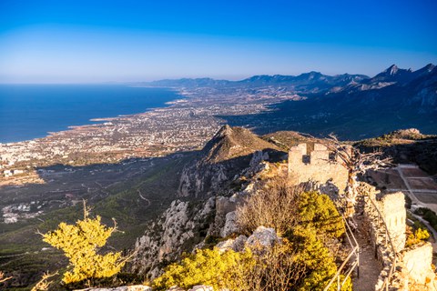 Aussicht von einer Burg auf Meer, Küste und eine Bergkette