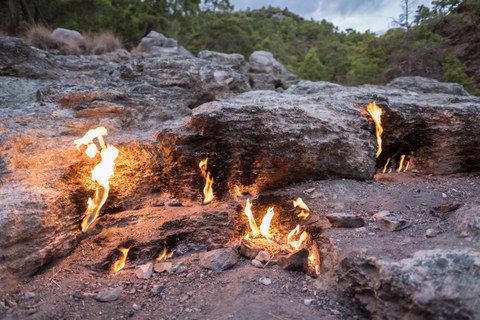 Felsen, um die Flammen züngeln