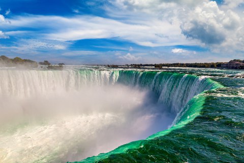 Wassermassen des Horseshoe Falls von der Seite