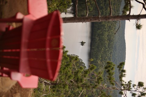 Red Chair an Aussichtspunkt