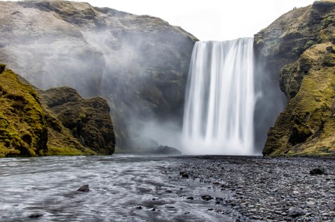 riesiger Wasserfall in felsiger Umgebung