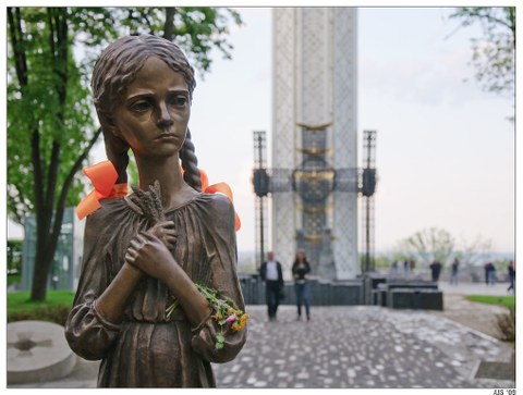 Zu einem Denkmal gehörende Statue eines ausgehungerten Mädchens