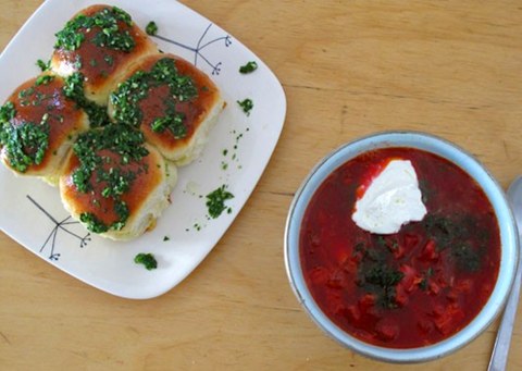 garlic buns with red borscht