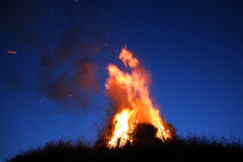 Brennender Holzhaufen