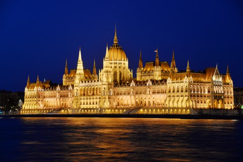 Parlament in Budapest abends beleuchtet