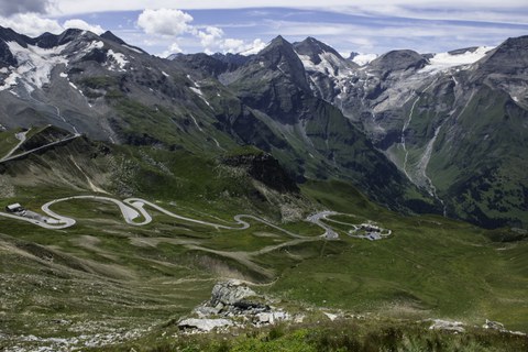 Passstraße im Hochgebirge