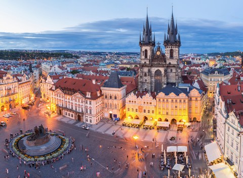 Historischer Platz mit Kirche