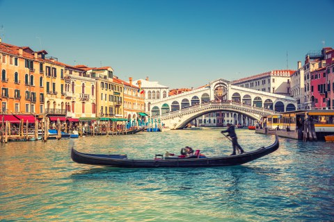 Kanal in Venedig mit Gondel und Brücke