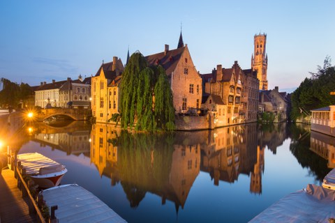 Historisches Gebäude an einem Kanal