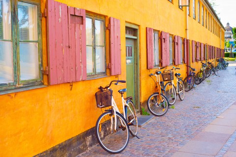 Alte Häuserzeile mit Fahrrad