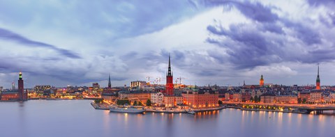 Blick auf Stadt am Abend