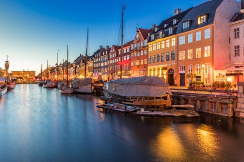 Häuserzeile am Hafen abends