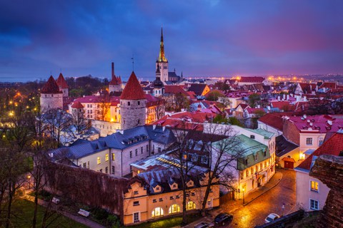 Burg und Altstadt abends