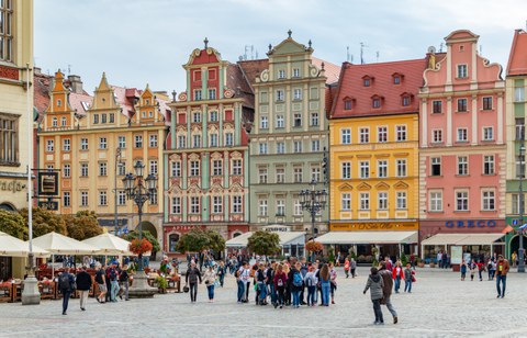 Markt mit bunten, alten Häusern